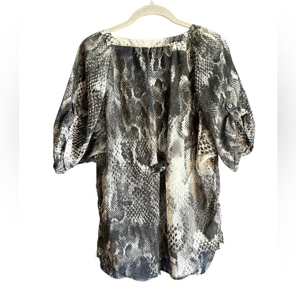 Express Black and Gray Graphic 3/4 Sleeve Blouse size XS - Picture 2 of 10